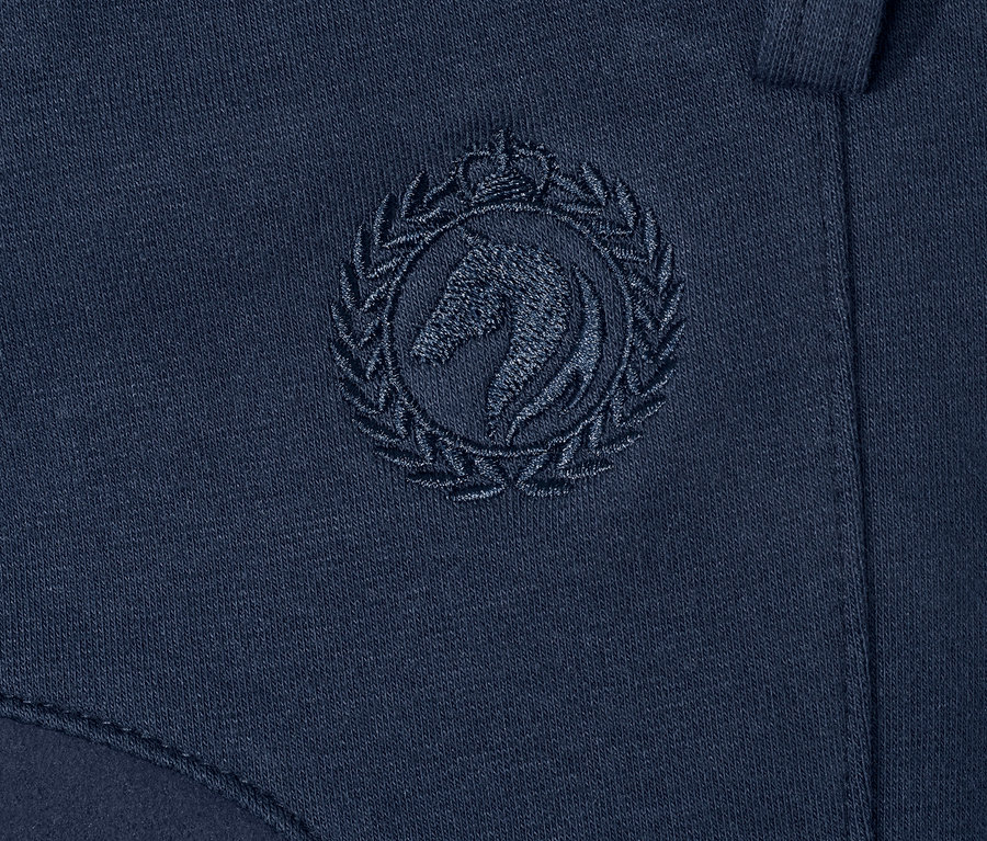 Detailaufnahme einer Kinder-Vollbesatz-Reithose mit gesticktem Pferde-Logo.