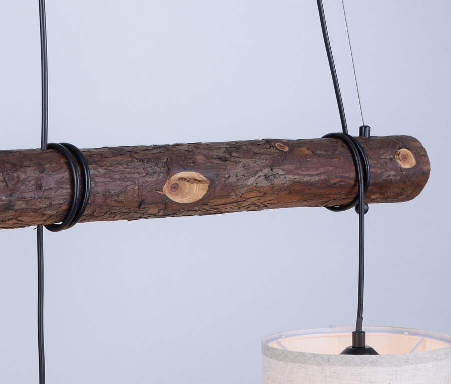 Braune Holz-Pendelleuchte »Bark« mit schwarzen Kabeln und zwei Stoffschirmen.
