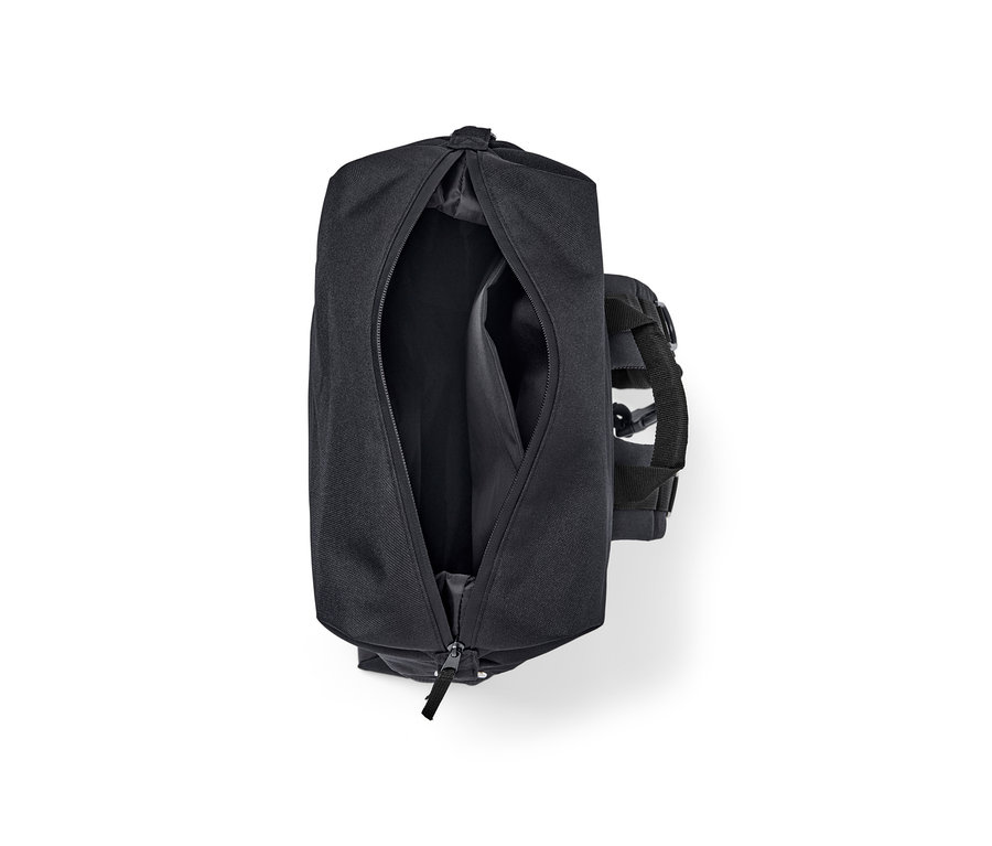 Geöffneter schwarzer Outdoor-Rucksack.