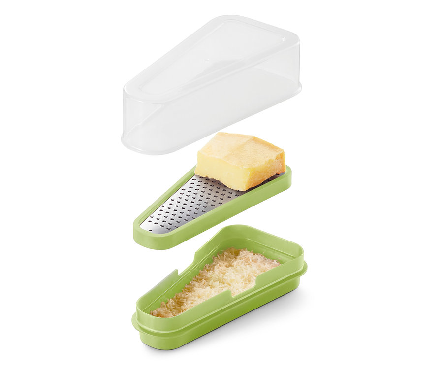 Zerlegte 2-in-1-Parmesanreibe mit Käsestück und geriebenem Käse.