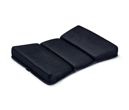 Ein Memory-Foam-Lendenkissen auf einem weißen Hintergrund.