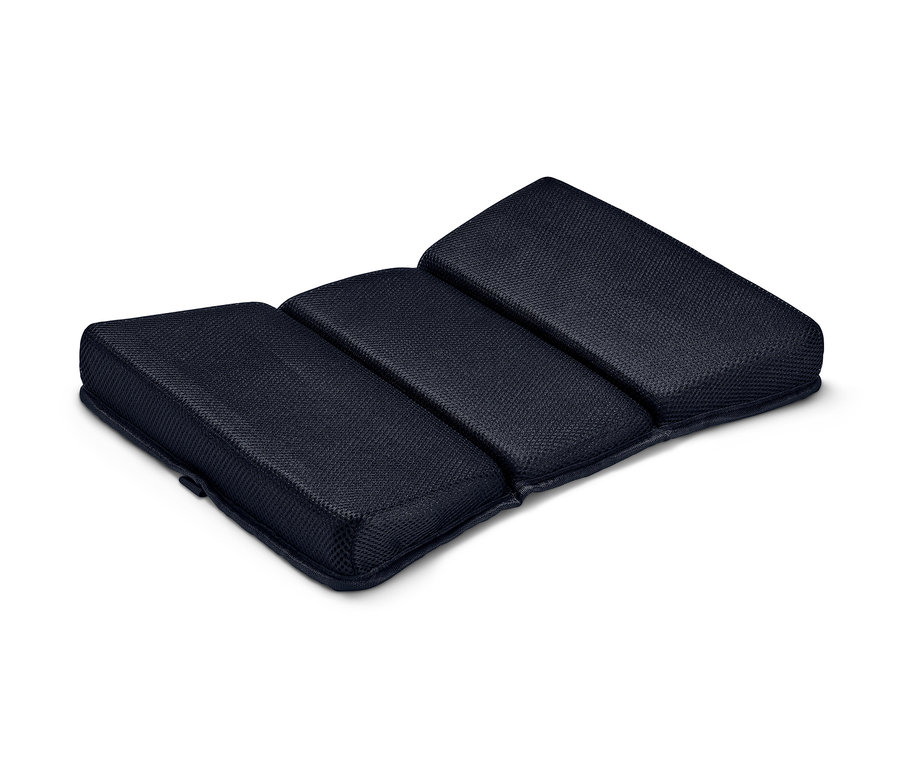 Ein Memory-Foam-Lendenkissen auf einem weißen Hintergrund.