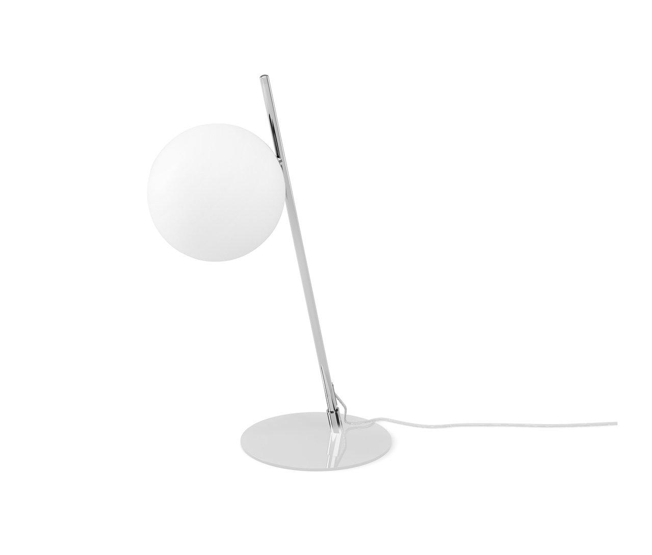 Verchromte Tischleuchte aus Metall mit kugelförmigem Lampenschirm.