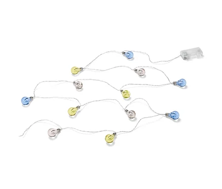LED-Lichterkette mit blauen, gelben und transparenten Glühbirnen auf weißem Hintergrund.