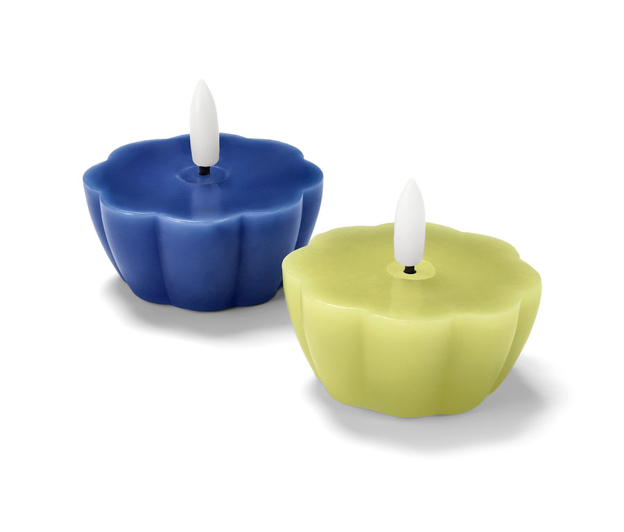 Zwei schwimmende LED-Echtwachs-Teelichter, eins blau und eins gelb.