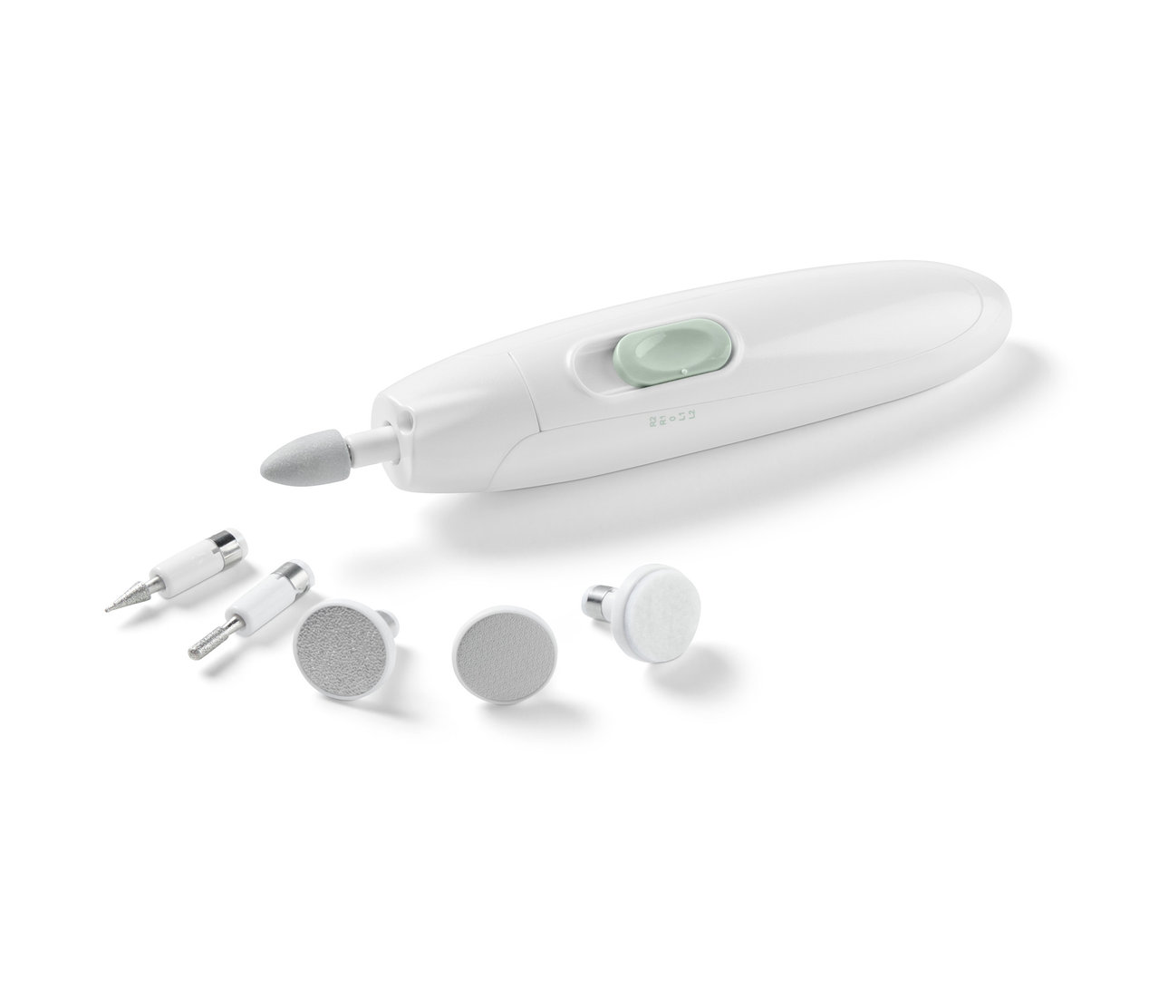 Weißes Maniküre-Pediküre-Gerät mit verschiedenen Aufsätzen auf weißem Hintergrund.