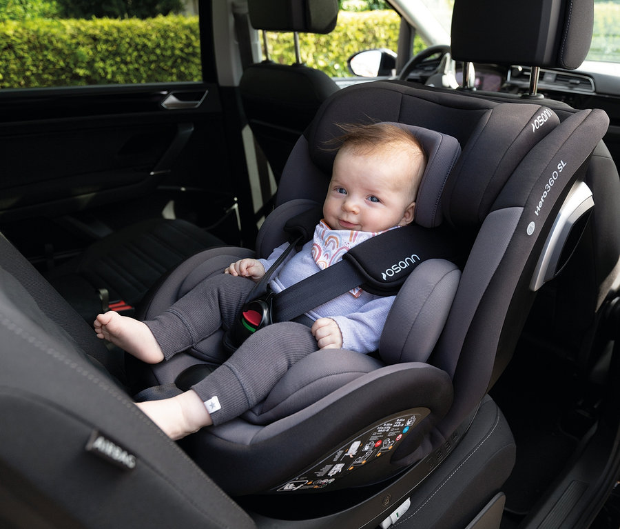 Baby sitzt im Osann Kindersitz »Hero360 SL«.