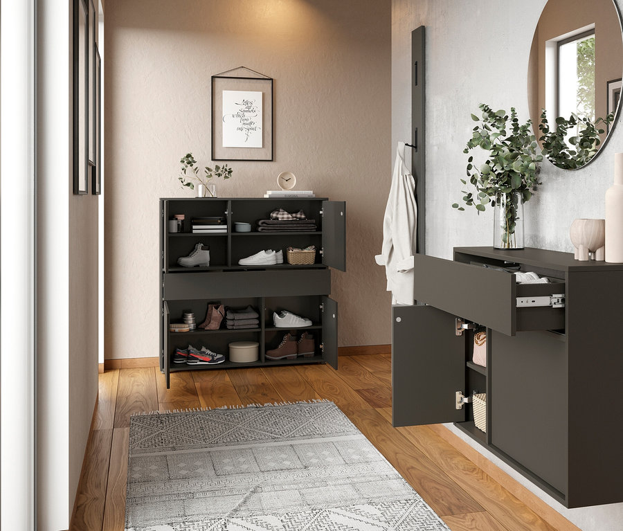 Flur mit Schuhschrank und Spiegel.