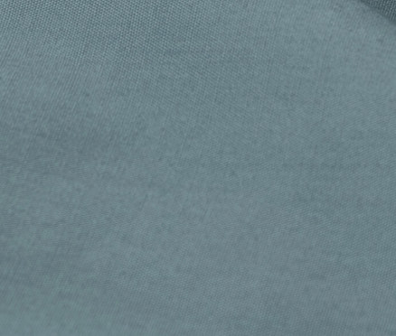 Nahaufnahme von blauer Perkal-Bettwäsche in Normalgröße und Übergröße.