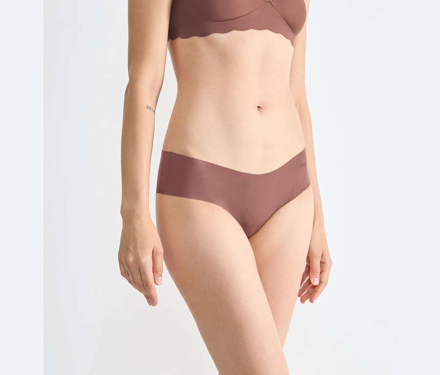 Frau trägt braunen BH und sloggi ZERO Microfibre 2.0 Hipster 2P Hüftslip.