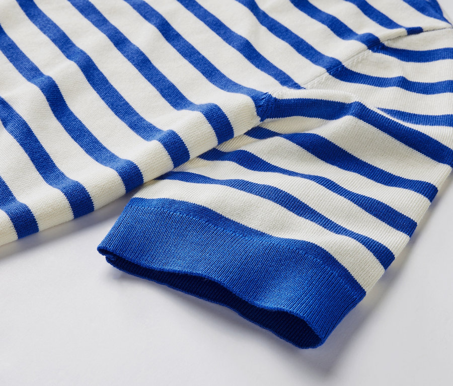 Detailansicht eines gestreiften Feinstrickpullovers in Blau und Weiß.