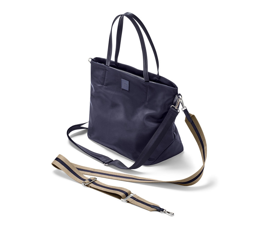 Eine marineblaue Handtasche mit einem Wechsel-Taschengurt.