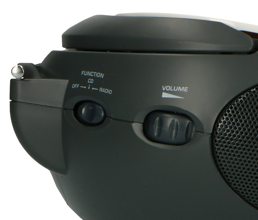 Nahaufnahme einer weißen Lenco »SCD-24 Boombox« mit CD-Player, Radio und Kopfhöreranschluss.