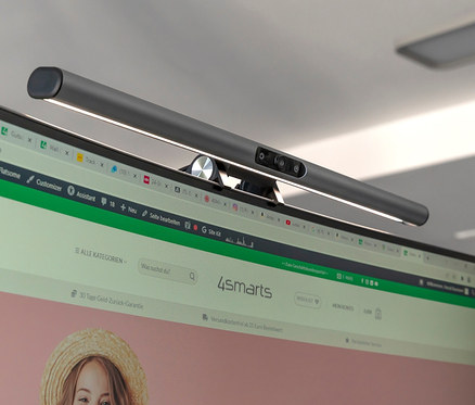 Eine graue 2-in-1-LightBar-Pro-Monitorlampe mit Full-HD-Webcam ist an der Oberseite eines Monitors befestigt.