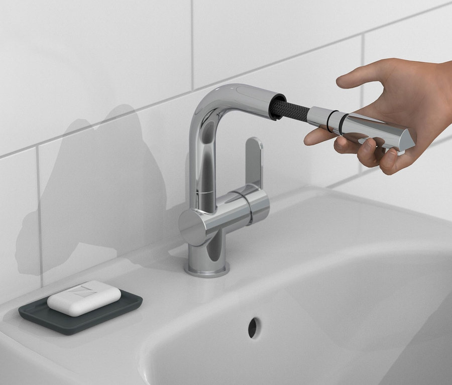 Hand zieht Brause aus SCHÜTTE Waschtischarmatur »London« über Waschbecken.