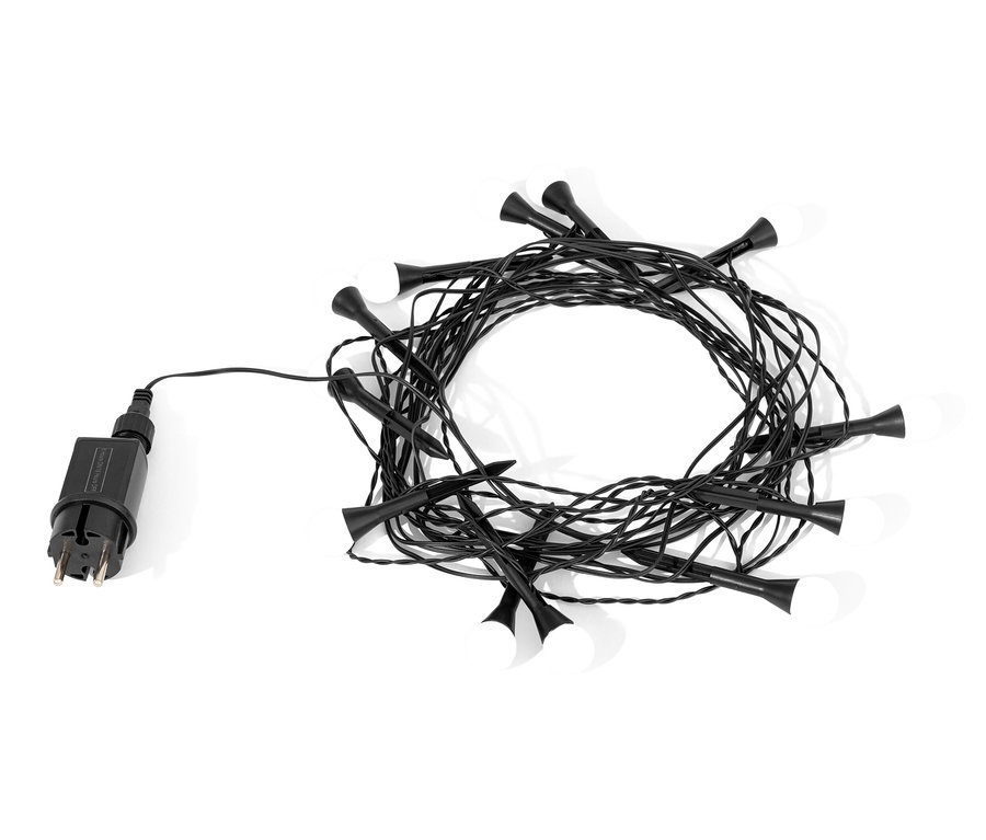 Schwarze Boden-Lichterkette mit schwarzem Kabel und Stecker.