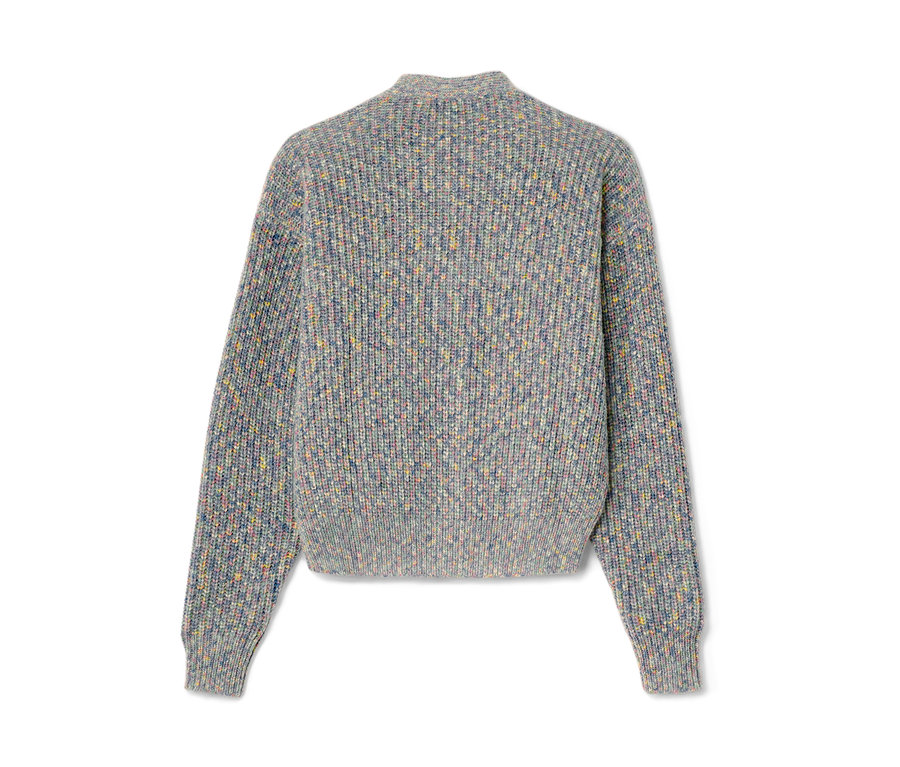 Detailansicht einer Kinder-Strickjacke mit Wolle.