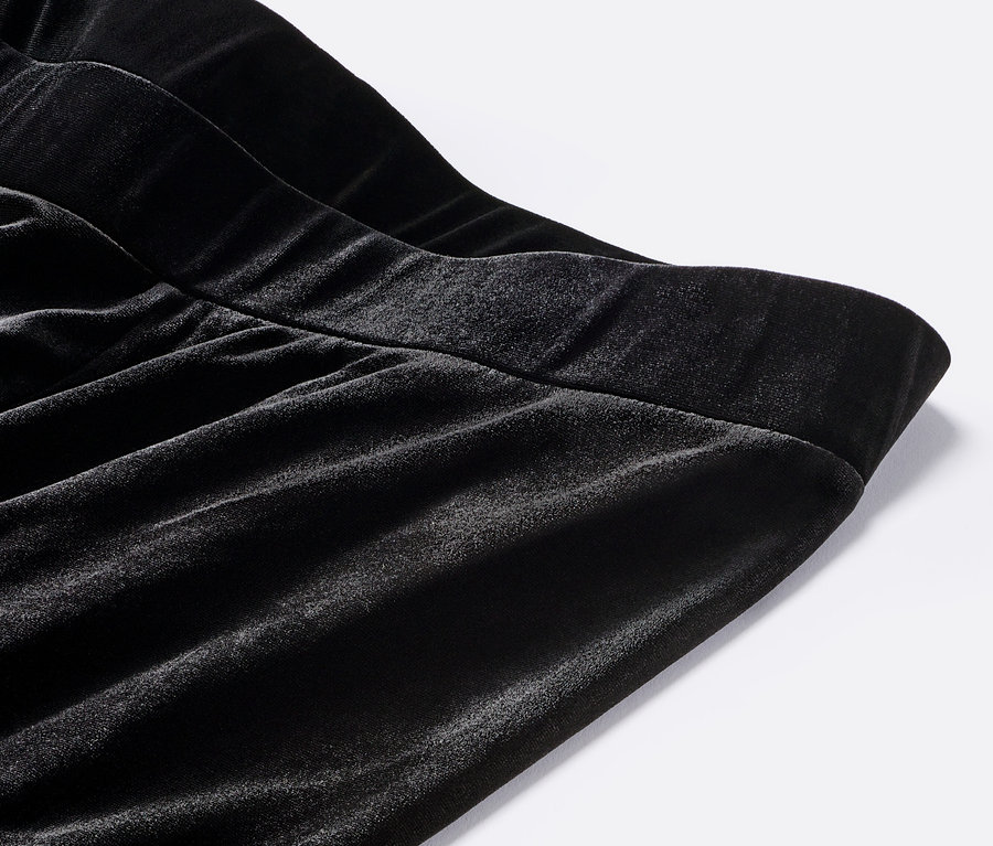 Detailaufnahme einer schwarzen Samt-Palazzohose.