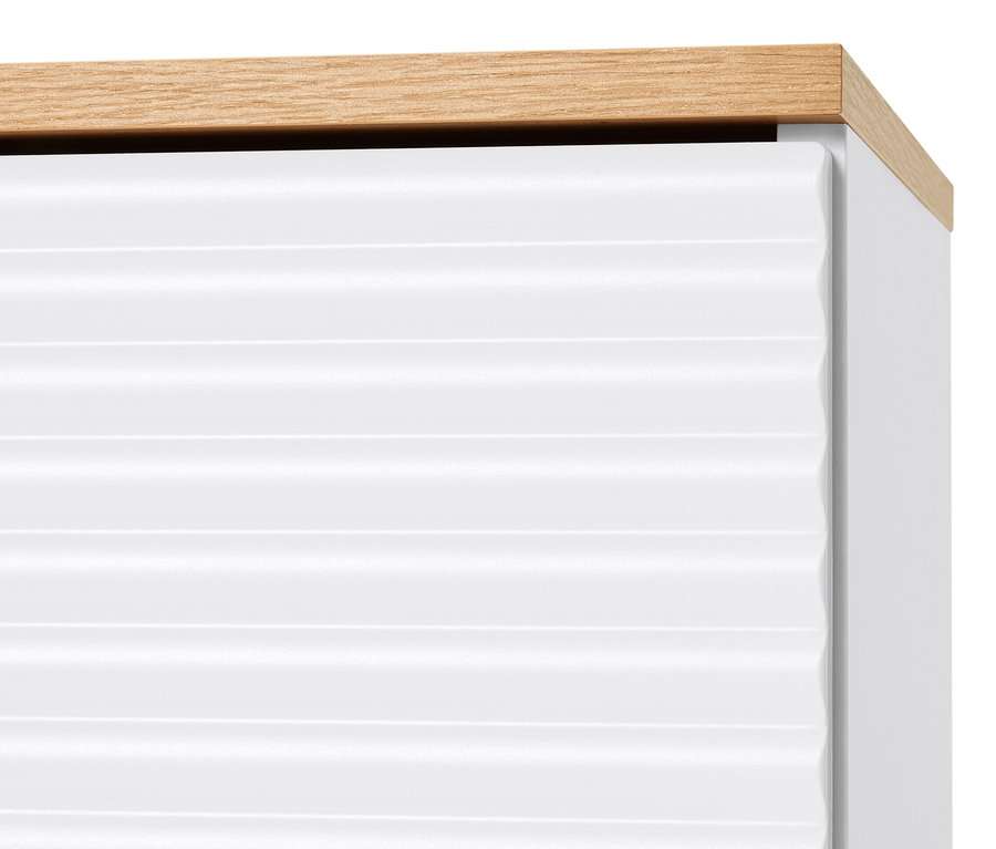 Detailansicht eines weißen Schuhschranks mit einer Holzplatte.