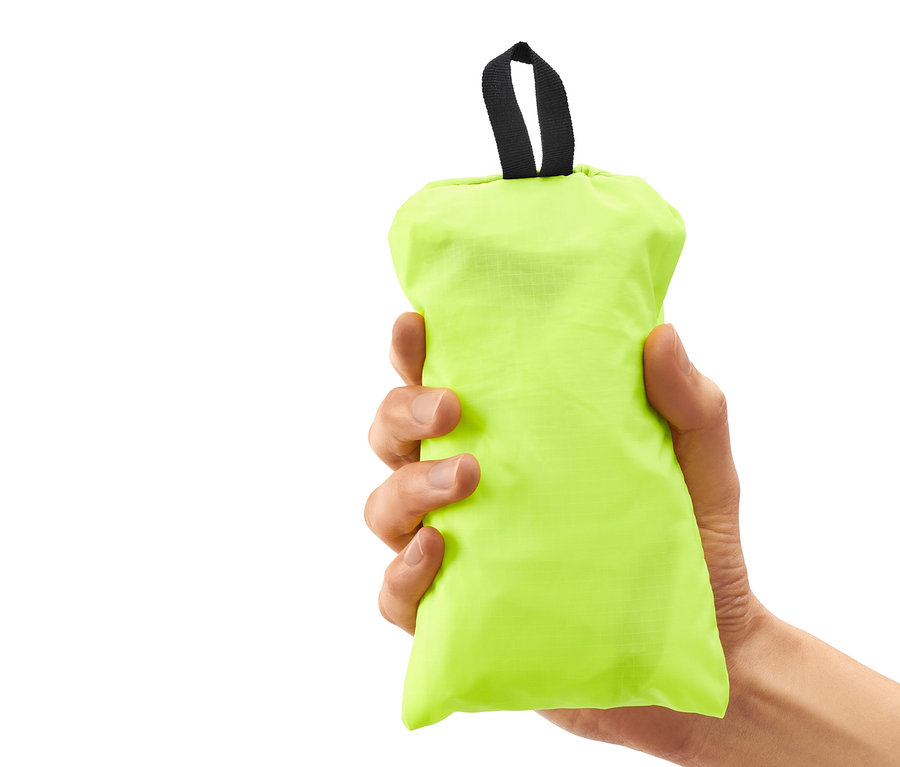 Hand hält Rucksack-Regenschutzhülle.