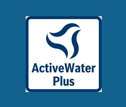 Blaues ActiveWater Plus Logo auf weißem Hintergrund.