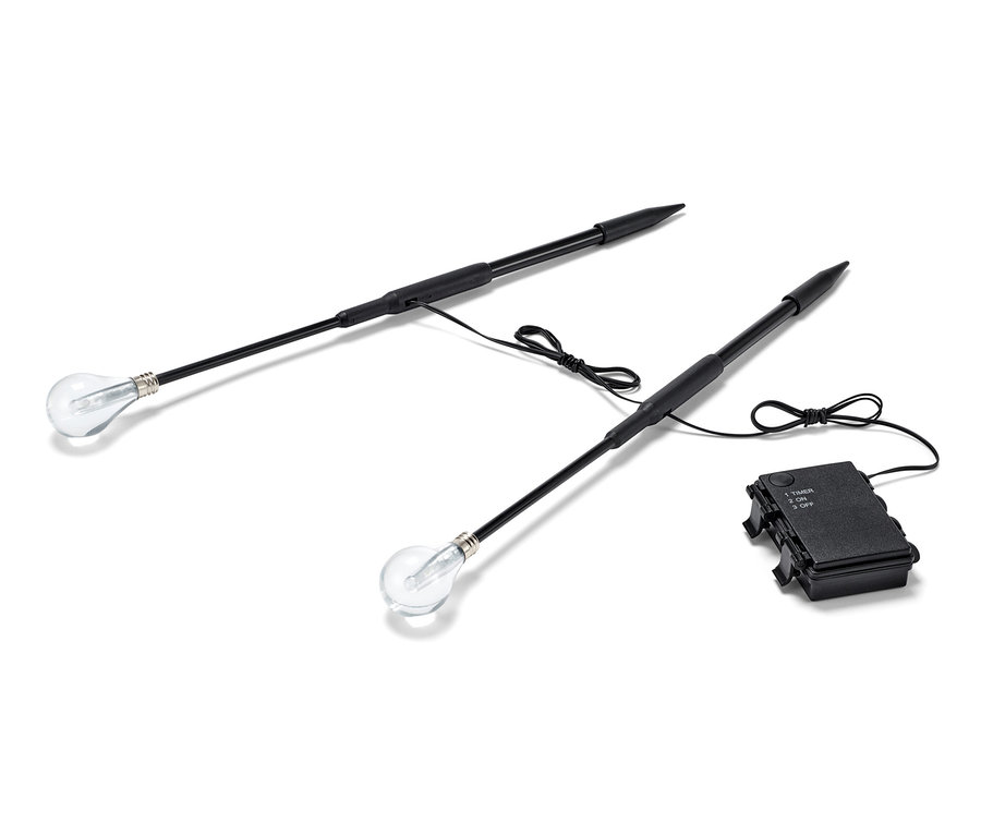 Zwei LED-Leuchtstäbe und ein schwarzes Batteriefach auf weißem Hintergrund.