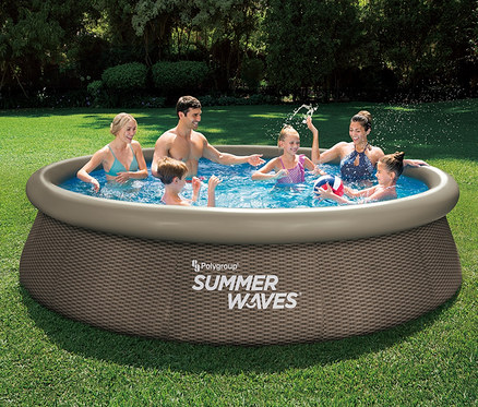 Sechs Personen vergnügen sich in einem runden Summer Waves Rattan Pool, Ø ca. 366 cm.