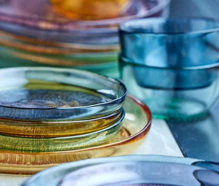 Gestapelte, bunte 2 Bitz Glasteller »Kusintha«, 18 cm, grün und Schalen.