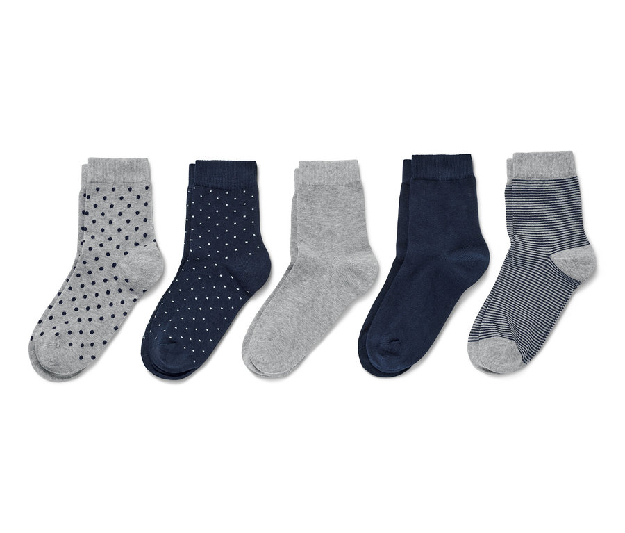 Fünf Paar Socken: grau mit Punkten, dunkelblau mit Punkten, grau, dunkelblau und grau mit Streifen.