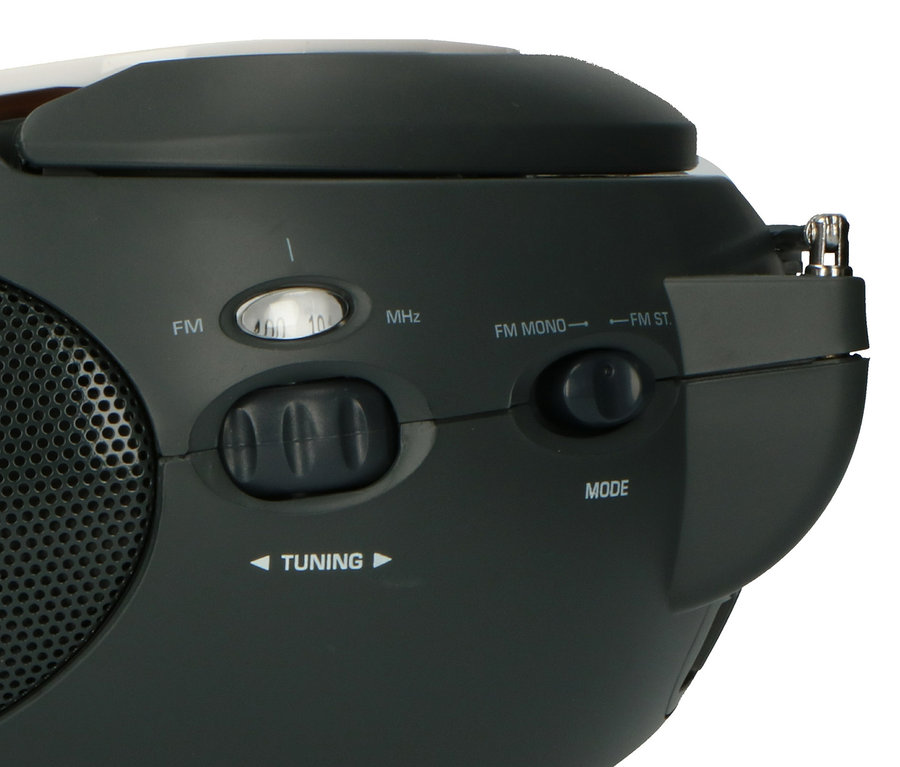 Nahaufnahme der Bedienelemente des weißen Lenco »SCD-24 Boombox« CD-Players mit Radio und Kopfhöreranschluss.