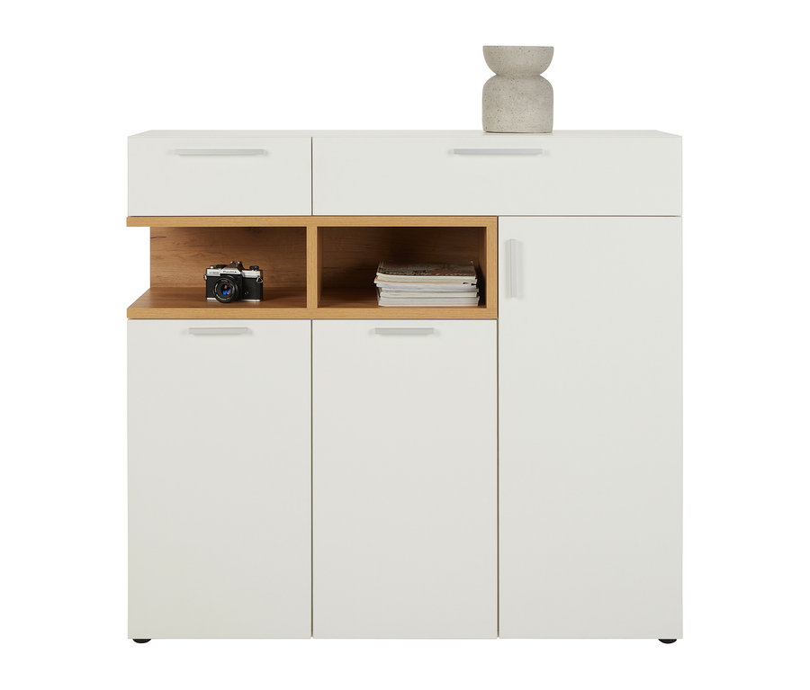 Weißes Sideboard »Nonza« mit hölzernen Fächern, auf denen eine Kamera und Zeitschriften liegen.