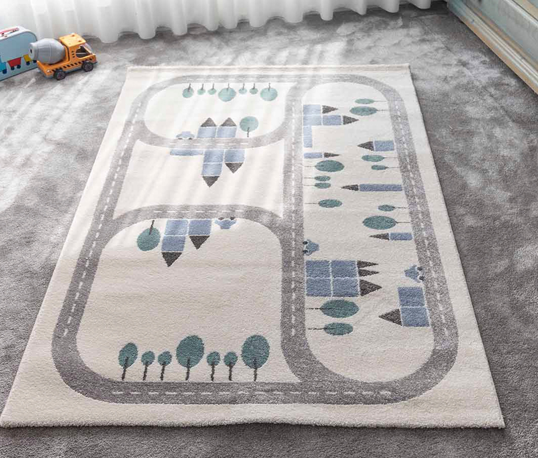Kinderteppich VILLA Streets, ca. 120 x 170 cm, liegt auf grauem Teppich.