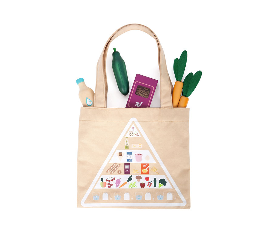 Eine Stofftasche mit Aufdruck einer Lebensmittelpyramide, aus der Spielzeuggemüse und eine Lebensmittelpackung herausragen. small foot Lebensmittel-Set vegetarisch »fresh«