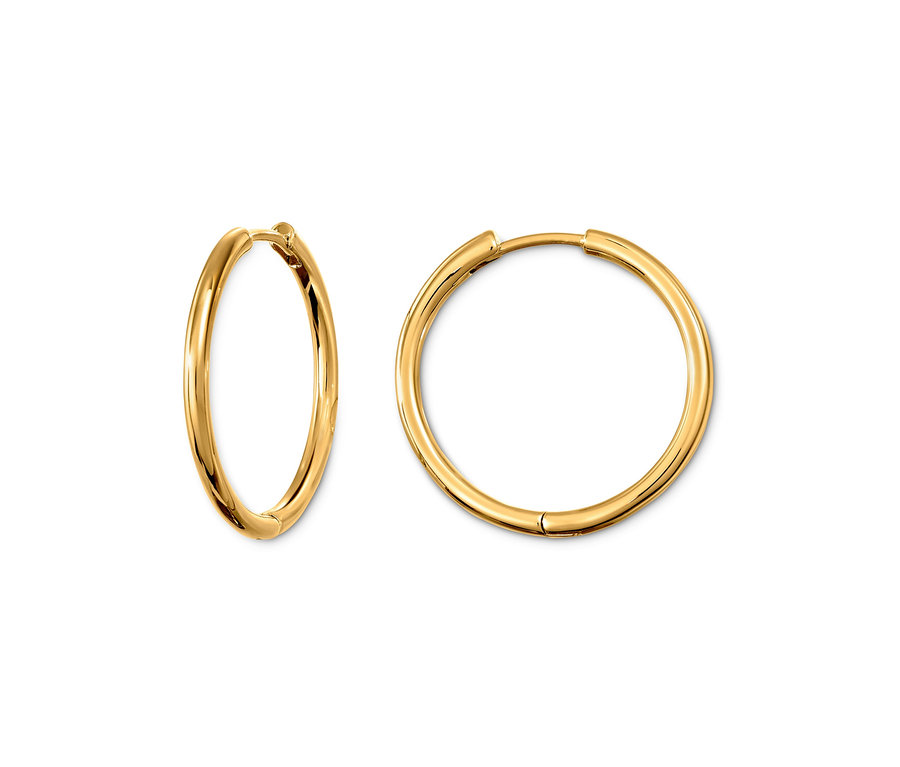 Zwei goldene Creolen Ohrringe aus einem Creolen-Set auf einem weißen Hintergrund.