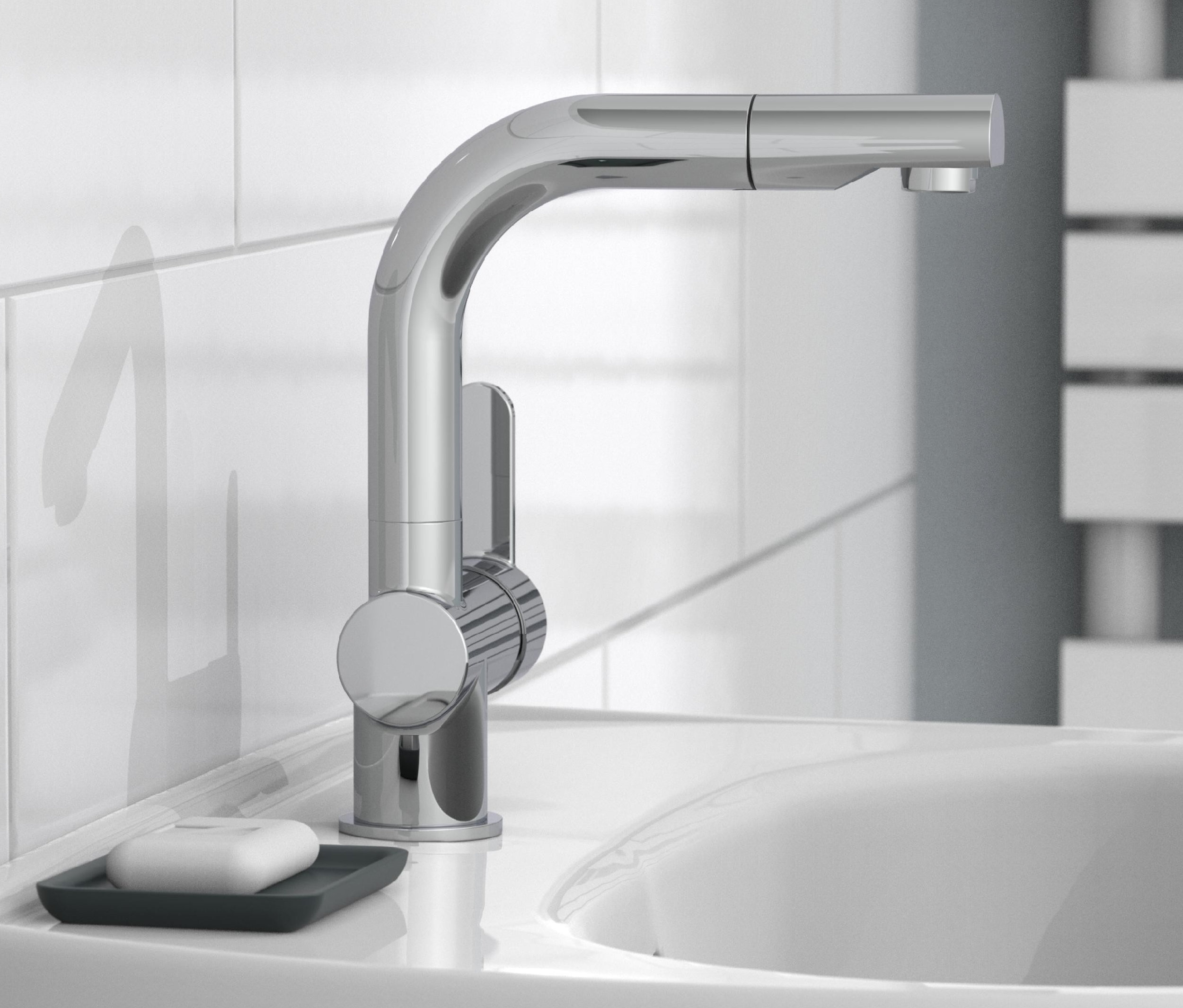 Verchromte SCHÜTTE Waschtischarmatur »London« auf einem weißen Waschbecken mit grauer Seife.