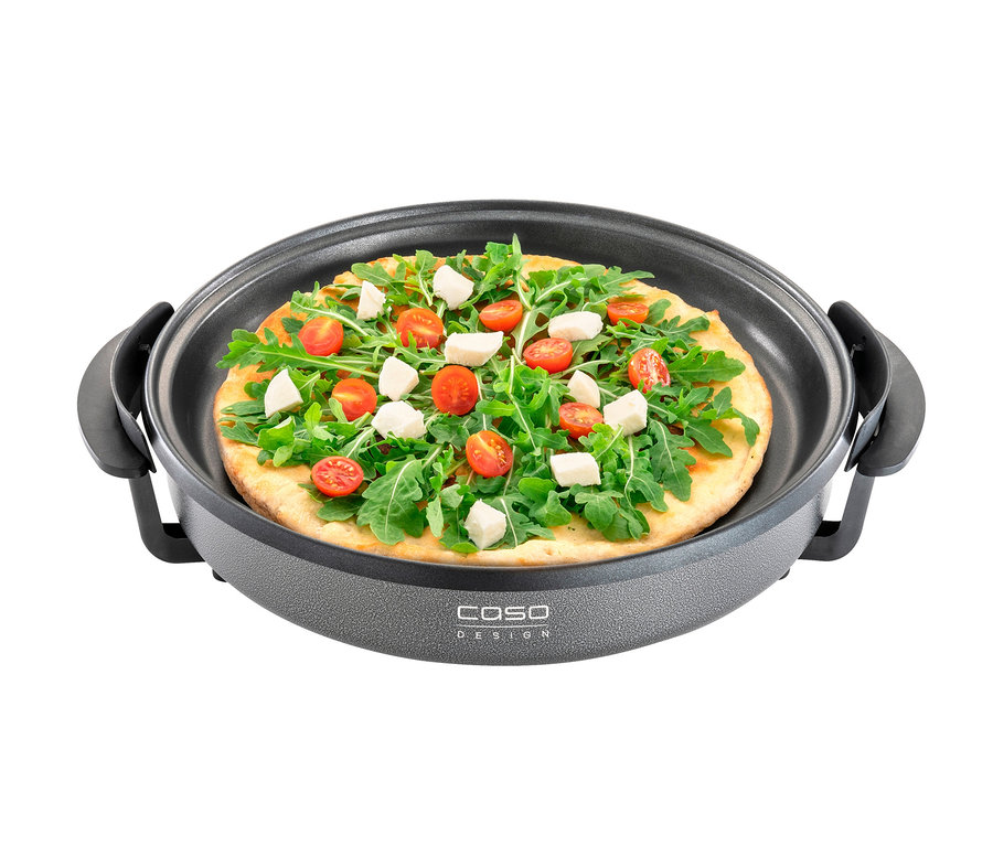 Pizza mit Rucola, Cherrytomaten und Mozzarella in der CASO Profi-Partypfanne.