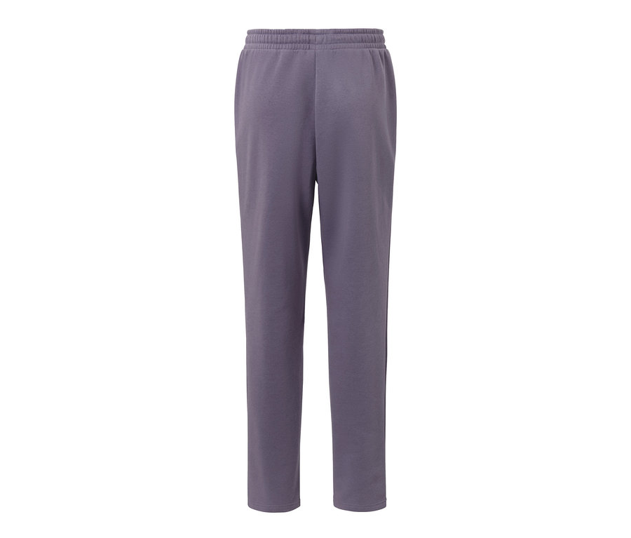Eine lilafarbene Loungewear-Hose auf weißem Hintergrund.
