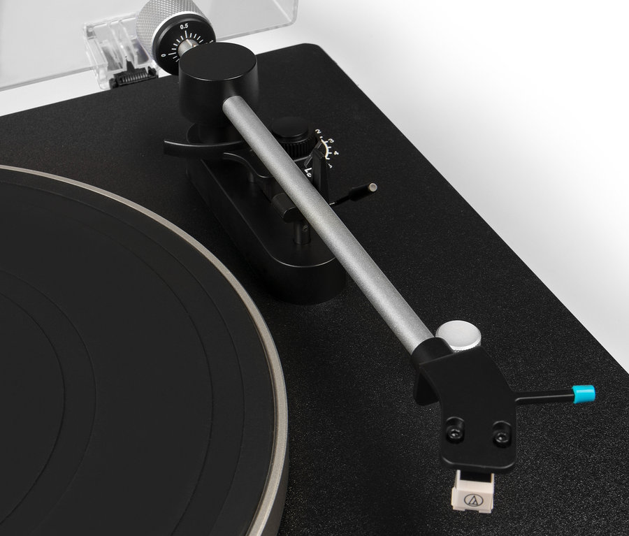 Detailaufnahme eines Plattenspielers mit schwarzem Plattenteller und silbernem Tonarm. Zu sehen ist ein Blaupunkt Plattenspieler »TT 100 TX«.