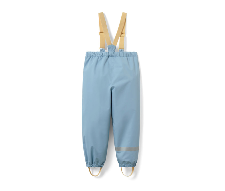Hellblaue Kleinkind-Regenhose mit beigen Trägern.