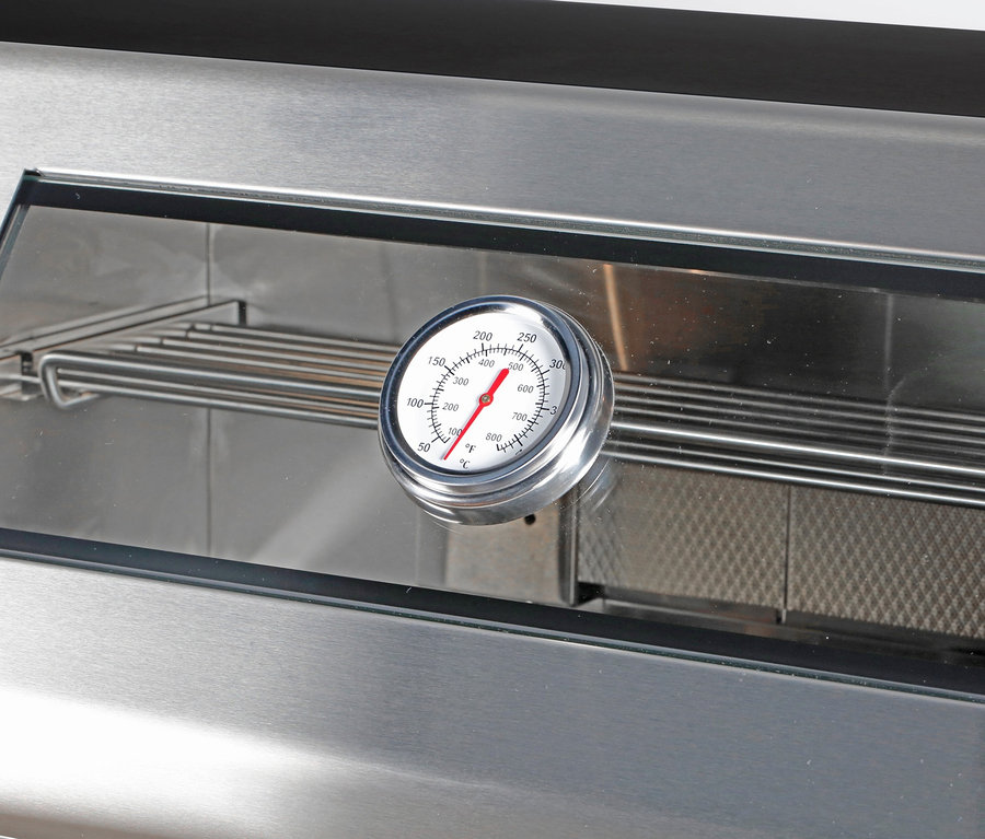 Detail einer Buschbeck Premium Outdoor-Küche mit Grillfunktion, das ein Thermometer und einen Grillrost zeigt.