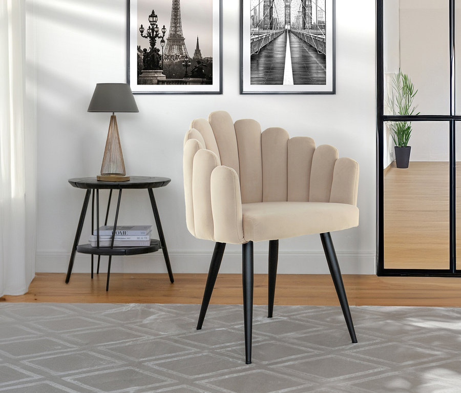 Beiger Kayoom Stuhl "Jeane" steht auf einem grauen Teppich.