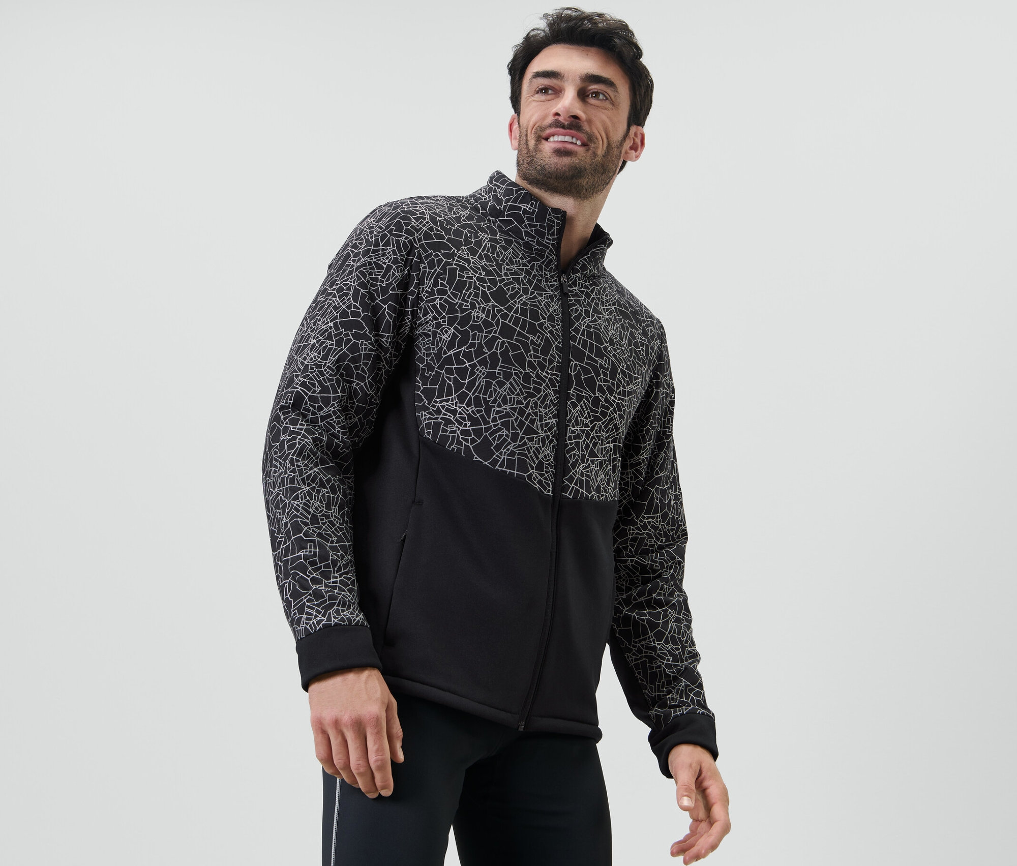 Mann trägt eine Thermojacke.