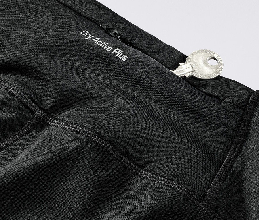Detailansicht einer schwarzen Thermohose mit Schlüssel in der Tasche.