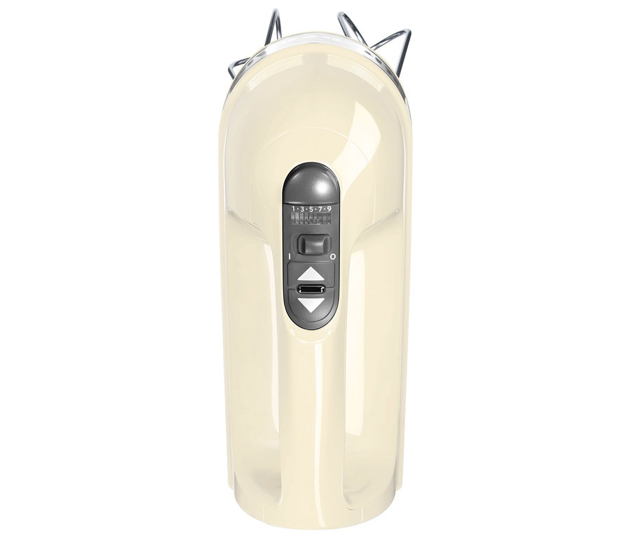 Ein cremefarbener KitchenAid-Handmixer »5KHM9212EAC«.