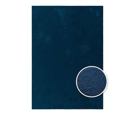 Blauer Teppich »Mellow« mit Detailansicht der Textur.
