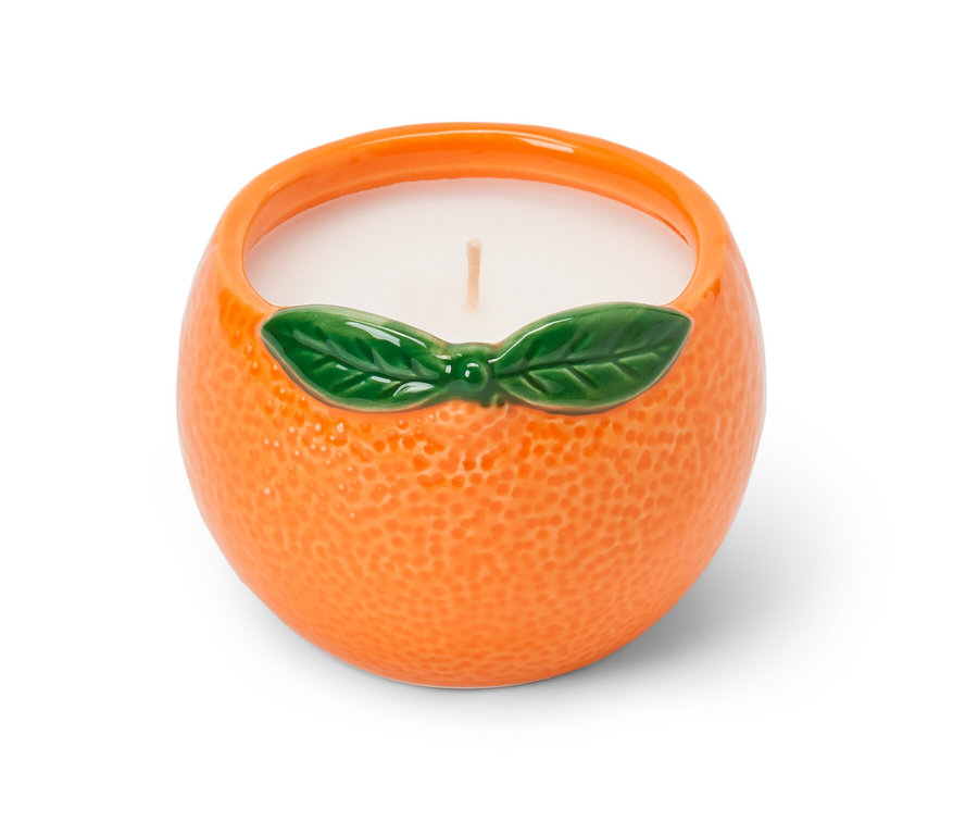Eine Citronellakerze in einem orangefarbenen, kugelförmigen Behälter.