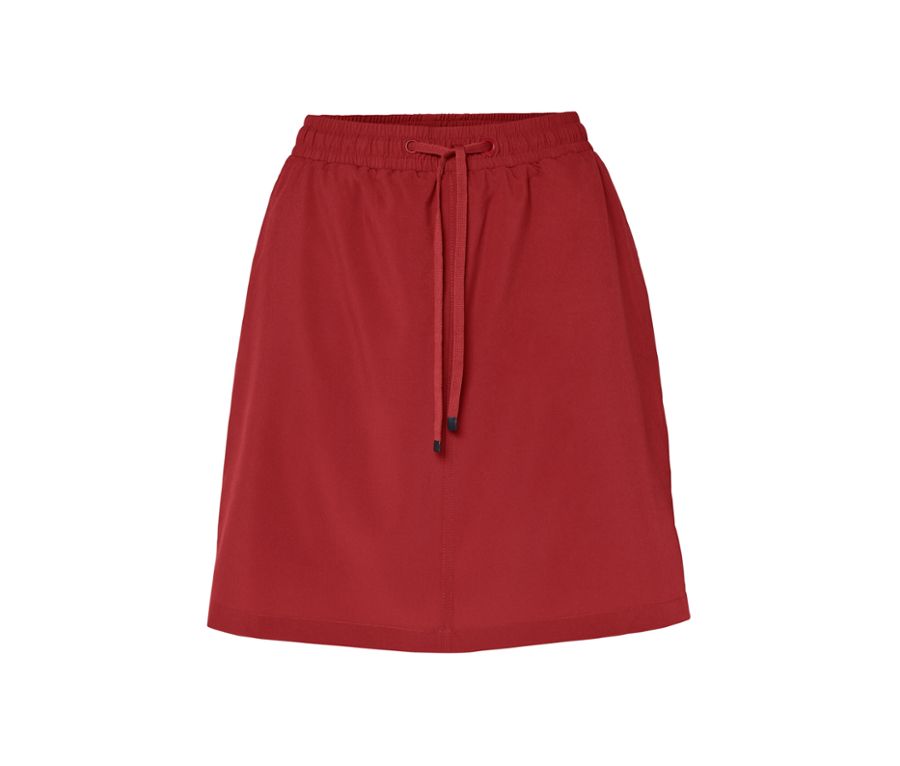 Frau posiert in roten Funktionsrockshorts.