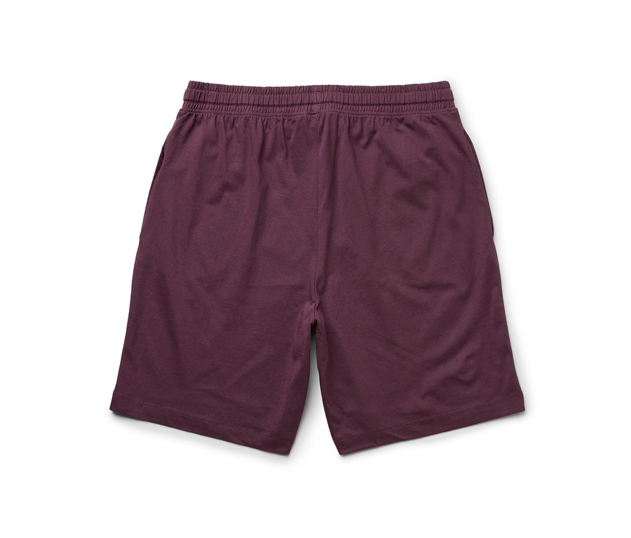 Eine Relaxshorts in Burgunderrot auf weißem Hintergrund.