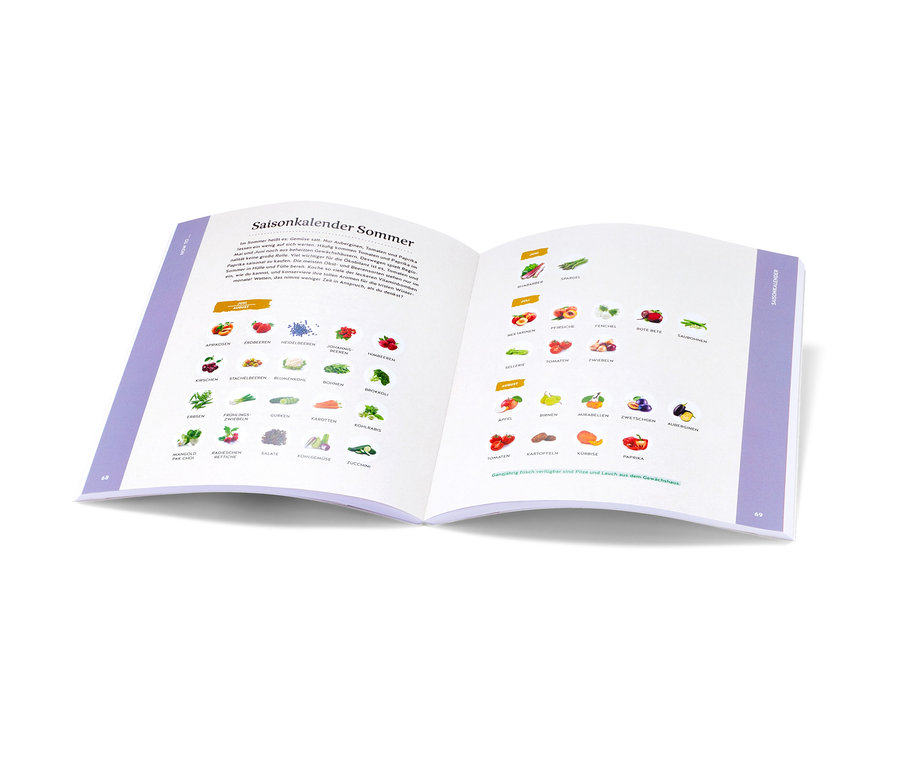 Offenes Buch mit Illustrationen von Obst und Gemüse in einem Sommer-Saisonkalender, Buch: »Lecker kochen, aber nachhaltig«.