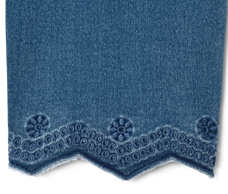 Detailansicht einer blauen 7/8-Treggings mit Lochstickerei am Saum.